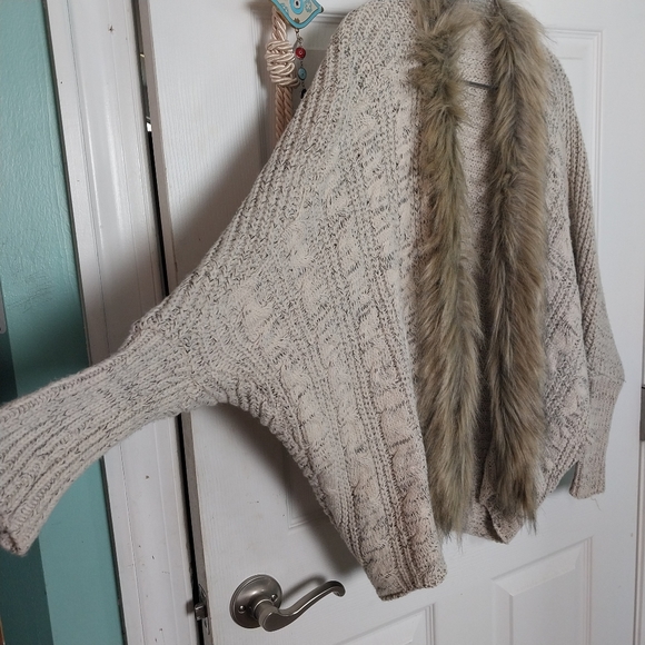 Faux fur trim cableknit cardigan - Picture 7 of 15